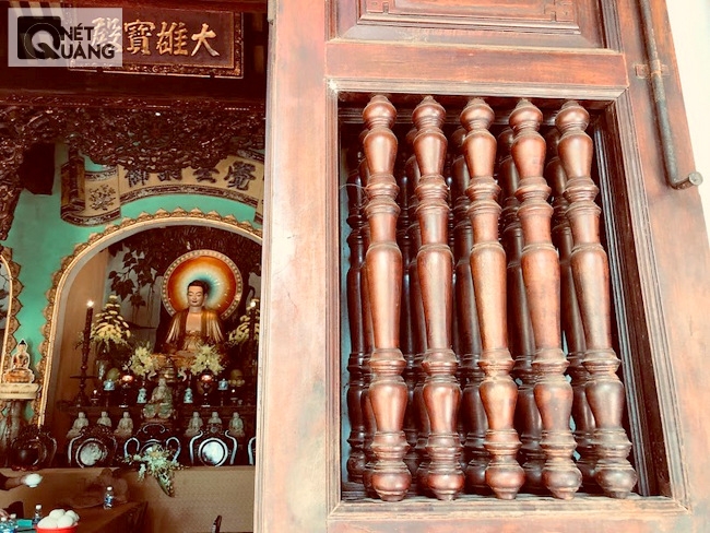 Bên trong chánh điện chùa Linh Ứng Non Nước.