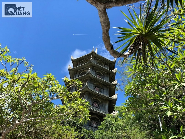 Tháp Xá Lợi cao 28m, gồm 7 tầng được xây dựng năm 1997, là tháp xá lợi thờ nhiều pho tượng bằng đá nhất Việt Nam.