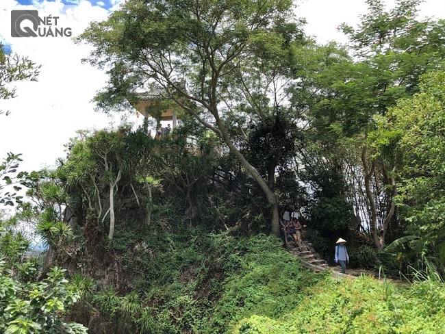 Đường lên Vọng Hài đài, ngay bên hông chùa Linh Ứng.