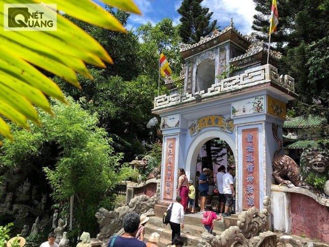 Lối vào chùa Linh Ứng, sau 108 bậc tam cấp.