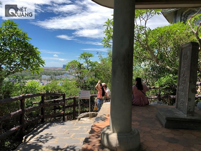 Bia lưu niệm ở Vọng Hải đài.