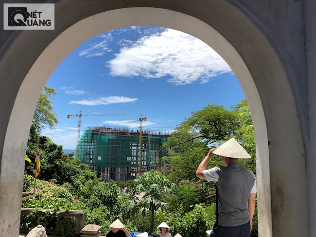 Du khách này không giấu được sự sững sờ khi thấy view ngắm biển từ chùa đã không còn như trên sách báo du lịch giới thiệu trước đó.