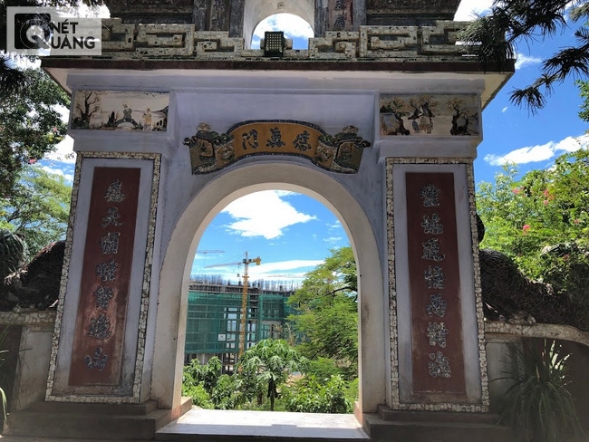 Cổng tam quan với tầm nhìn khoáng đạt ra khơi đã không còn.