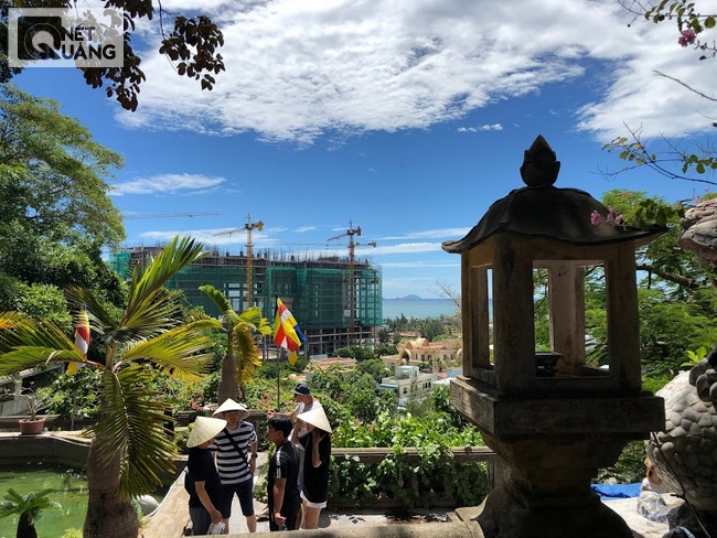 Một góc khác, từ view cùa chùa Linh Ứng, vẫn bị “ô nhiễm” tầm nhìn ra biển.