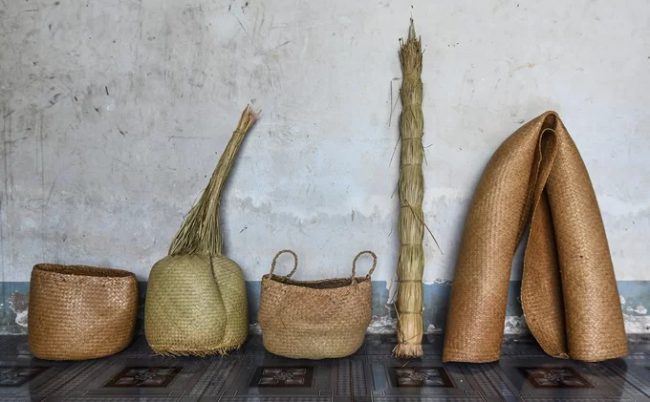 Một số sản phẩm thủ công làm từ cỏ bàng như thúng, túi đựng, đệm… Ngoài xã Phú Mỹ, một số địa phương tại Việt Nam cũng trồng và sản xuất đồ thủ công từ cỏ bàng như xã Mỹ Hạnh Bắc (Long An), làng Phò Trạch (Thừa Thiên Huế).