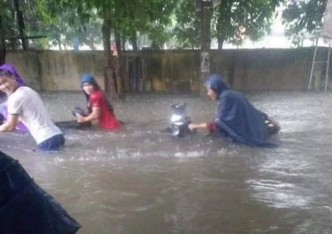  Nhiều tuyến đường ở TP Vinh ngập lút cả xe máy.