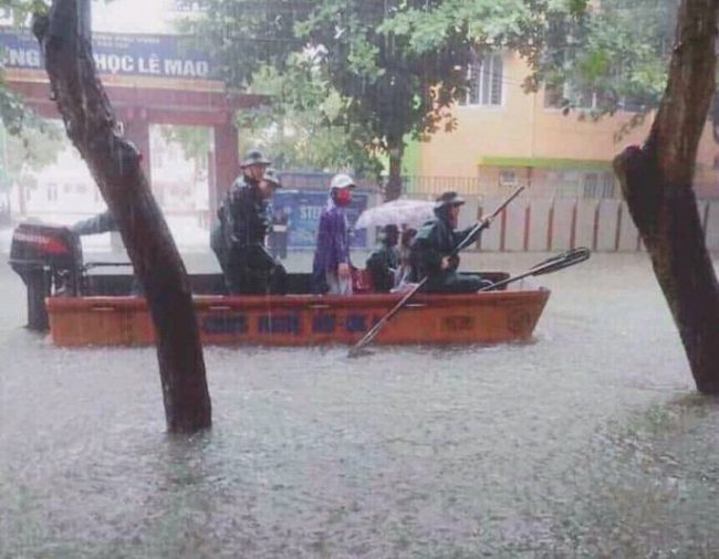 Ca nô của lực lượng cứu hộ trên đường Đinh Công Tráng.