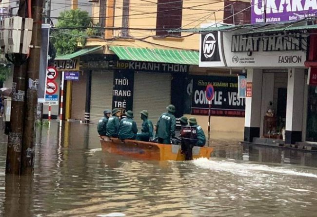 Đường Đặng Thái Thân biến thành sông.