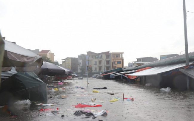 Dãy ki-ốt của Chợ Vinh bị ngập nặng.