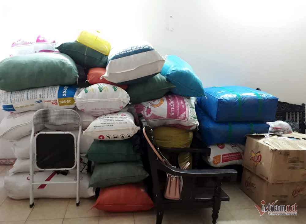 Hàng hóa dành cho những chuyến từ thiện được xếp trong nhà bà Bính.