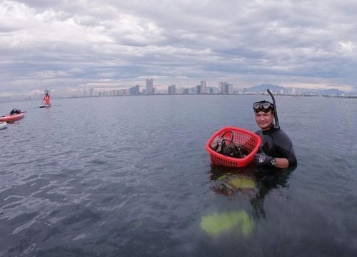 Anh Đào Đặng Công Trung đã 10 năm lặn biển để nhặt rác vì tình yêu với bán đảo Sơn Trà. Ảnh do nhân vật cung cấp