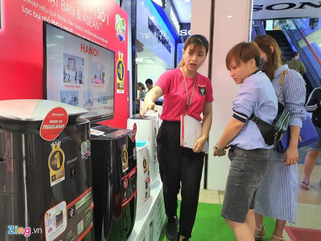 Nhiều người chọn mua máy lọc không khí giá từ 2 triệu đồng.