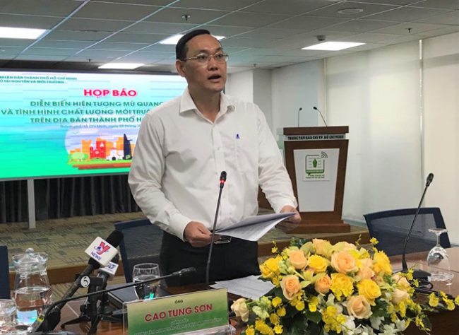 Ông Cao Tung Sơn, Giám đốc Trung tâm Quan trắc Tài nguyên và Môi trường (TNMT), thông tin về tình hình ô nhiễm không khí tại TP.HCM. Ảnh: Thu Hằng