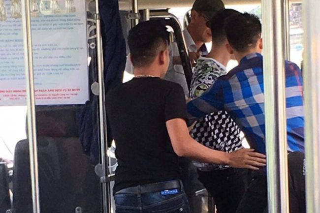 Nhóm thanh niên hành hung nữ phụ xe. Ảnh: NVCC.