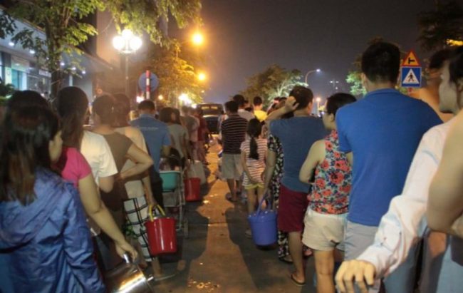 Người dân thức đêm để hứng nước. Ảnh: Báo Công Lý