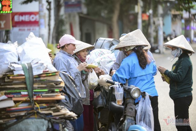 Buổi chiều sau khi thu mua xong, những người phụ nữ này tranh thủ mua những trái bắp để ăn vội trước khi bắt đầu một chuyến xe mới.