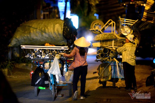 ài Gòn ngày nắng cũng như ngày mưa, sáng sớm cũng như chiều tối, tiếng rao hòa cùng tiếng xe đẩy cọc cạch vẫn xuôi ngược, ồn ào. Và đâu đó vẫn có những niềm vui nho nhỏ lặng thầm trong xóm ve chai khi nghe tin con em mình đỗ đại học, hay vừa ra trường…