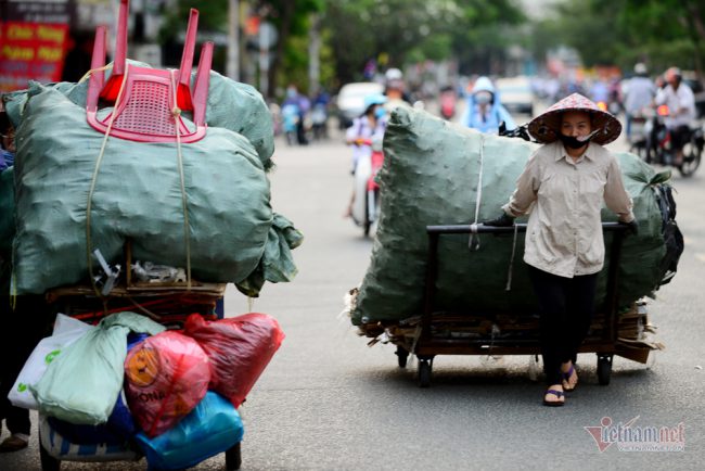 Họ là những người phụ nữ có chung hoàn cảnh khó khăn, muốn tìm việc làm trang trải cuộc sống để lo cho gia đình. Vất vả, cực khổ đi sớm về khuya nhưng họ vẫn cam chịu, miệt mài chắt chiu từng đồng vì đằng sau những mảnh giấy vụn, đồ nhựa, đồ đồng kia là miếng ăn của cả một gia đình.