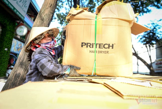 Bà Bùi Thị Hường, 50 tuổi, quê Bình Định khoe, nhờ cái nghề ve chai mà bà nuôi 2 con ăn học đại học. Đứa con lớn học ngành Cơ khí giờ đã đi làm ở Bình Dương, đứa con gái út đang học năm 2 Đại học Kinh tế TP.HCM.