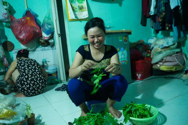 Bà Nguyễn Thị Hồng gần 30 năm nhặt ve chai, có 3 người con đều ăn học nên người. Cuộc sống vất vả từ lúc bà lập gia đình, hai vợ chồng sống không hạnh phúc. Chia tay chồng, bà dắt 3 đứa con vào Sài Gòn, bắt đầu với nghề ve chai rồi chắt góp cho con ăn học. Hai đứa con gái nay đã học xong cao đẳng, vừa đi làm, con út học nghề đầu bếp. 'Cô rất tự hào về những đứa con của mình. Nhiều khi đi ve chai cực, vất vả nhưng nghĩ về con là quên mệt', bà Hồng tâm sự. Hiện bà Hồng đang ở cùng 2 người đồng nghiệp trong căn trọ khoảng 20 m2, được thuê với giá 2 triệu/ tháng.