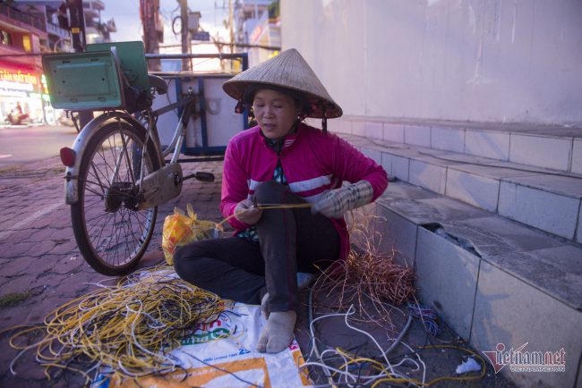 Chị Lệ, quê Ninh Bình, đã gắn bó với nghề ve chai hơn chục năm nay. Chị kể, ban đầu chị làm công nhân rồi bán trái cây nhưng không thấy lời bao nhiêu lại hay gò bó, chị chuyển hẳn sang nghề thu mua ve chai để có thể tự do chăm sóc con. Mỗi ngày, công việc của một người thu mua ve chai như chị Lệ bắt đầu từ sáng sớm và thường đến khi tối mịt mới về đến nhà. 'Nghề này ngày nào cũng dính máu, không bị đồng cắt thì bị vỏ lon cắt. Có máu mới có tiền', chị Lệ cười nói.