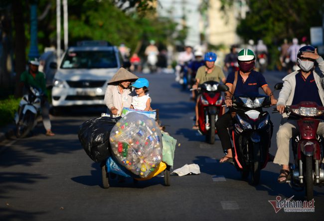 Đôi khi họ còn chở theo những đứa con, đứa cháu vì ở nhà không có ai trông giữ.