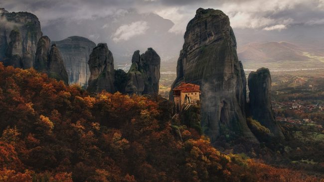 Meteora là nhóm tu viện được thành lập trên đỉnh các khối đá thẳng đứng trong thung lũng sông Pineios ở đồng bằng Thessaly, Kalambaka, Hy Lạp. Các tu viện được xây dựng trên độ cao trung bình 300 m. Một vài tu viện có thể trên độ cao 550 m. Các khối đá tự nhiên được hình thành khoảng 60 triệu năm trước, có hình thù đa dạng. Ảnh: Spotlight.it-notes.ru.