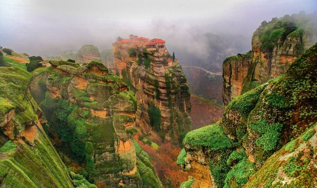 Mặc dù 24 tu viện đã được xây dựng, quần thể chỉ còn lại 6 tu viện, bao gồm Great Meteoron, Varlaam, Rousanou, St. Nicholas Anapausas, St. Stephen và Holy Trinity. Trước những năm 1920, bạn phải đi bằng những thang dây mạo hiểm hay ngồi trong giỏ treo lỏng lẻo được kéo bằng ròng rọc để lên tu viện. Ảnh: Greece High Definition.