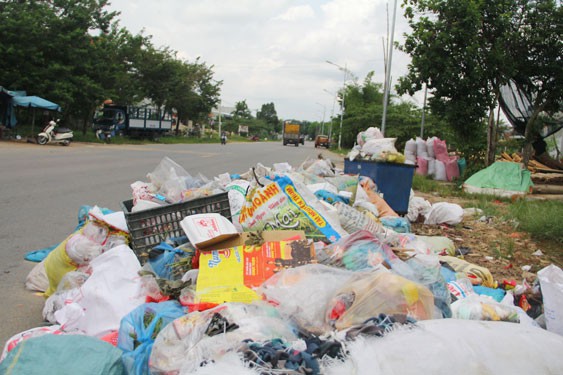 Rác ngập tràn trên nhiều tuyến đường ở tỉnh Quảng Nam. Ảnh TRẦN THƯỜNG