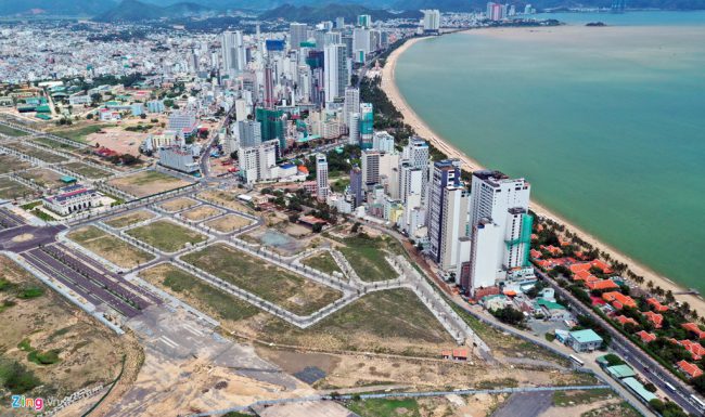 Năm 1995, UBND tỉnh Khánh Hòa giao khu đất rộng hơn 26.000 m2, kéo dài gần 400 m bờ biển phía đông đường Trần Phú (TP Nha Trang) cho Công ty TNHH thương mại và đầu tư Khánh Hòa (doanh nghiệp Nhà nước) xây khu du lịch Ana Mandara, với thời hạn thuê đất 22 năm.