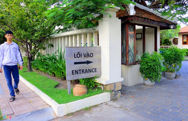 Các cổng vào khu resort được canh gác nghiêm ngặt, chỉ du khách và nhân viên của resort mới được vào cổng.