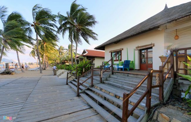 Khu resort Ana Madara được xây dựng khép kín. Tuy nhiên, nơi đây nhiều lần bị phản ứng vì bao chiếm, ngăn cấm người dân và du khách đi lại trên bờ biển công cộng. UBND tỉnh Khánh Hòa từng phạt chủ khu du lịch này 25 triệu đồng về hành vi ngăn cản người đi dạo dọc bãi biển Nha Trang và xây dựng chốt bảo vệ sai quy định.