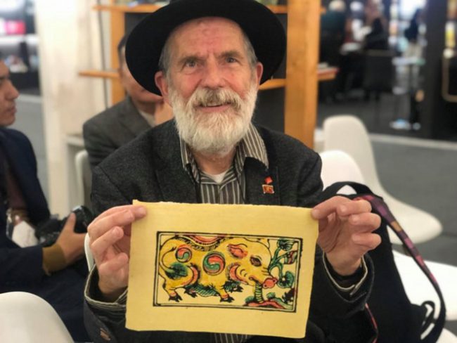 Vị khách này thích thú khi hoàn thành bức Lợn ăn cây ráy.