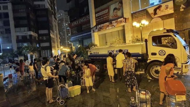 Người dân xếp hàng chờ lấy nước sạch trong đêm này 15.10.