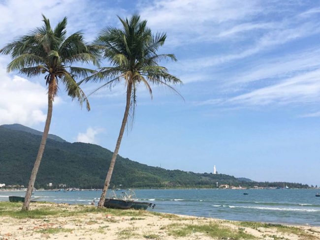 Khu vực ông Tây khoả thân tắm biển là nơi neo đậu tàu thuyền. Đây cũng là nơi du khách tập trung để ngắm biển và chụp ảnh ẢNH: HUY ĐẠT