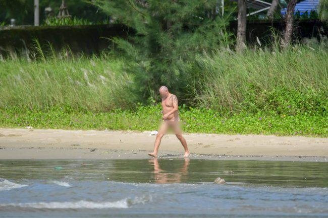 Sau khởi động trên bờ, khách tây khỏa thân vô tư xuống tắm biển trước sự sửng sốt của nhiều người ẢNH: Đ.Đ.X