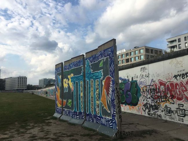 Nhiều “mảnh” của Bức tường Berlin vẫn được giữ lại gợi nhắc thời nước Đức chia cắt.