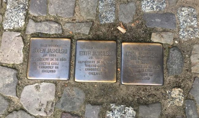 Những viên gạch ghi tên nạn nhân người Do Thái bị phát xít Đức giết trong thế chiến thứ II.