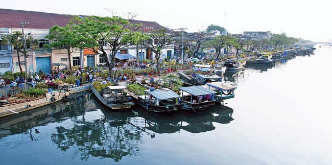 Cư dân đô thị cần ký ức để có đời sống tinh thần đầy đặn và vững chãi trước biến cố. Ảnh: Bến Bình Đông ngày giáp Tết - “một nơi có linh hồn” của vùng đất Sài Gòn đang thắc thỏm trước cơn lốc hiện đại hóa đô thị. Ảnh: Quang Nguyễn