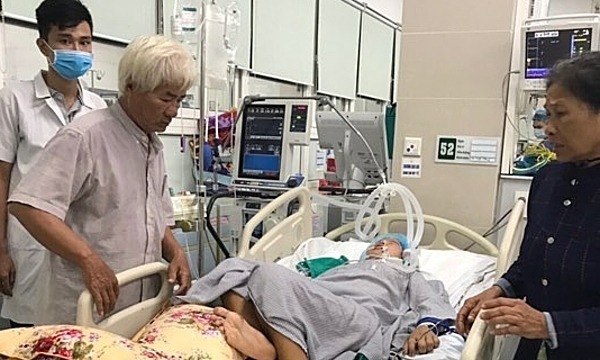 Vợ chồng ông Kính gặp được con gái sau 2 năm thất lạc, tại Bệnh viện Bạch Mai. Ảnh: H.N.