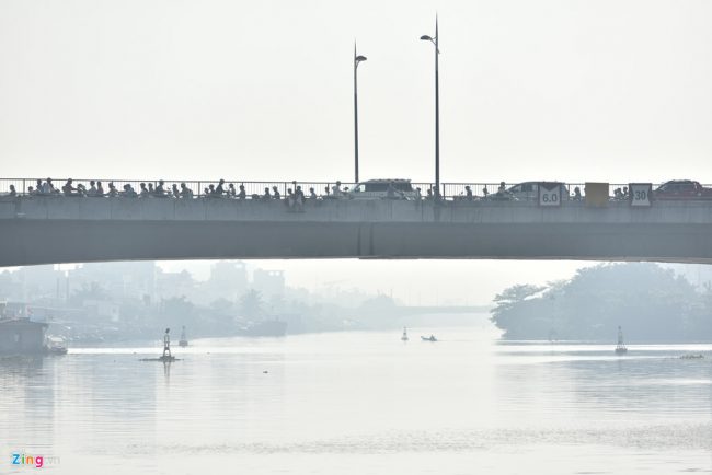 Cầu Kênh Tẻ chỉ cách cầu Nguyễn Văn Cừ khoảng 1 km nhưng sáng nay người đi đường từ cầu này không thể nhìn rõ cây cầu kia.