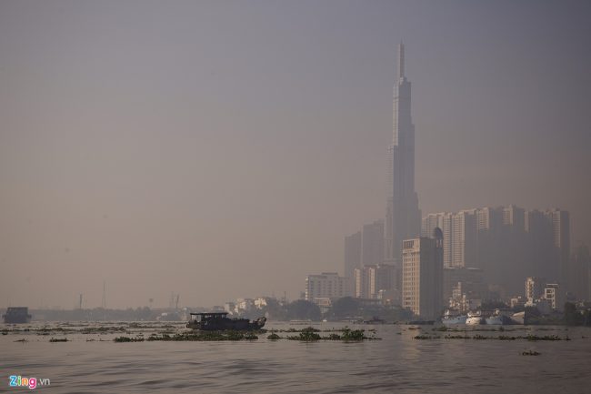 Theo trang Air Visual chỉ số chất lượng không khí AQI sáng 3/10 tại TP.HCM là 165, mức có hại cho sức khoẻ. Trong ảnh là khu vực quận Bình Thạnh mờ ảo dù đã hơn 8h sáng khi nhìn từ cư xá Thanh Đa. Ảnh: Liêu Lãm