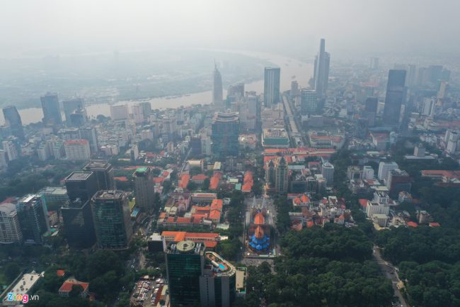 Chỉ cách nhau con sông Sài Gòn nhưng từ khu trung tâm quận 1 đã không nhìn thấy bán đảo Thủ Thiêm.