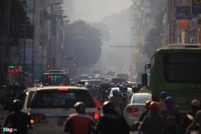 Đường Hai Bà Trưng (quận 1), không khí ô nhiễm gây mù như có cháy.