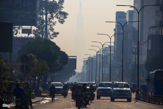 Nhìn từ đường Phan Đăng Lưu, quận Phú Nhuận toà nhà Landmark 81 sừng sững mọi khi chìm hẳn và gần như biến mất trong màn không khí ô nhiễm.