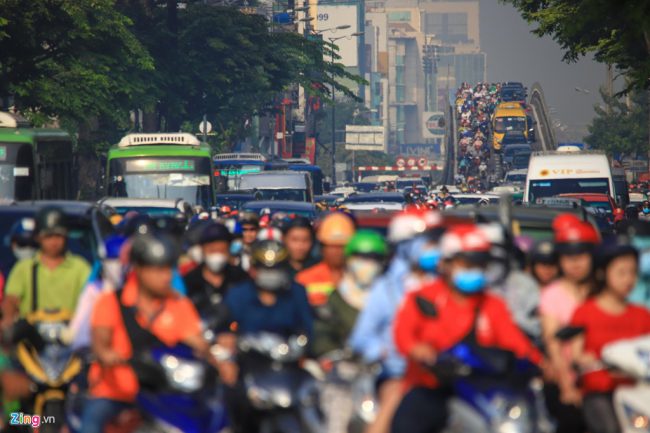 Xe cộ nhích từng chút một trên đường Hoàng Văn Thụ (quận Phú Nhuận) trong bầu không khí mù đặc.