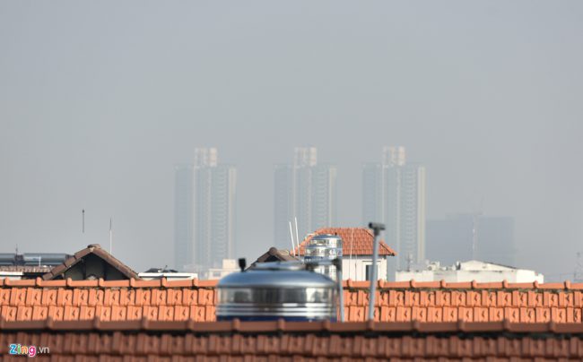 Chung cư Thuận Kiều, quận 5, mờ mịt trong lớp không khí ô nhiễm khi nhìn từ quận 8.