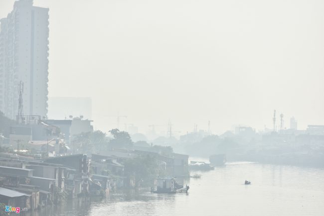 Kênh Đôi của quận 8 như chìm trong sương mù buổi sớm mai dù đã gần 9h sáng. Tuy nhiên, chắc hẳn sương mù ở TP.HCM rất khác với ở Đà Lạt.