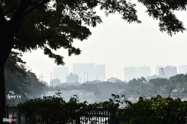 Hơn một tuần nay, hình ảnh các toà nhà cao tầng bị chìm trong lớp không khí ô nhiễm đã trở nên quen thuộc với người dân mỗi buổi sáng, thậm chí là trưa và chiều.