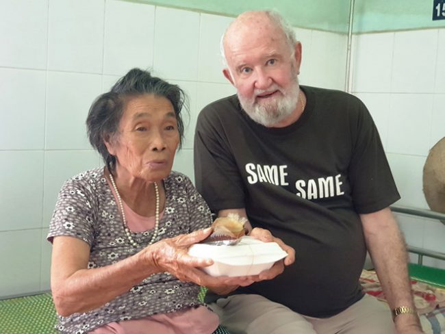 Ông Ken Marsden phát cơm miễn phí cho bệnh nhân ở Bệnh viện Hội An NAM THỊNH